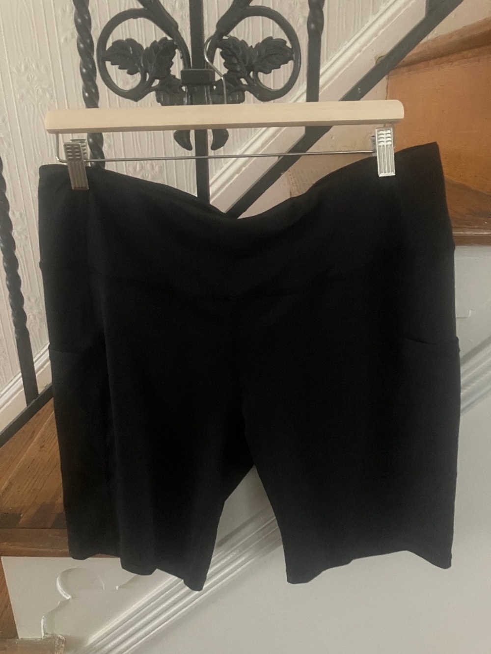 EUC Baleaf Women’s 8” black yoga side pocket stretch bike shorts size 2XL